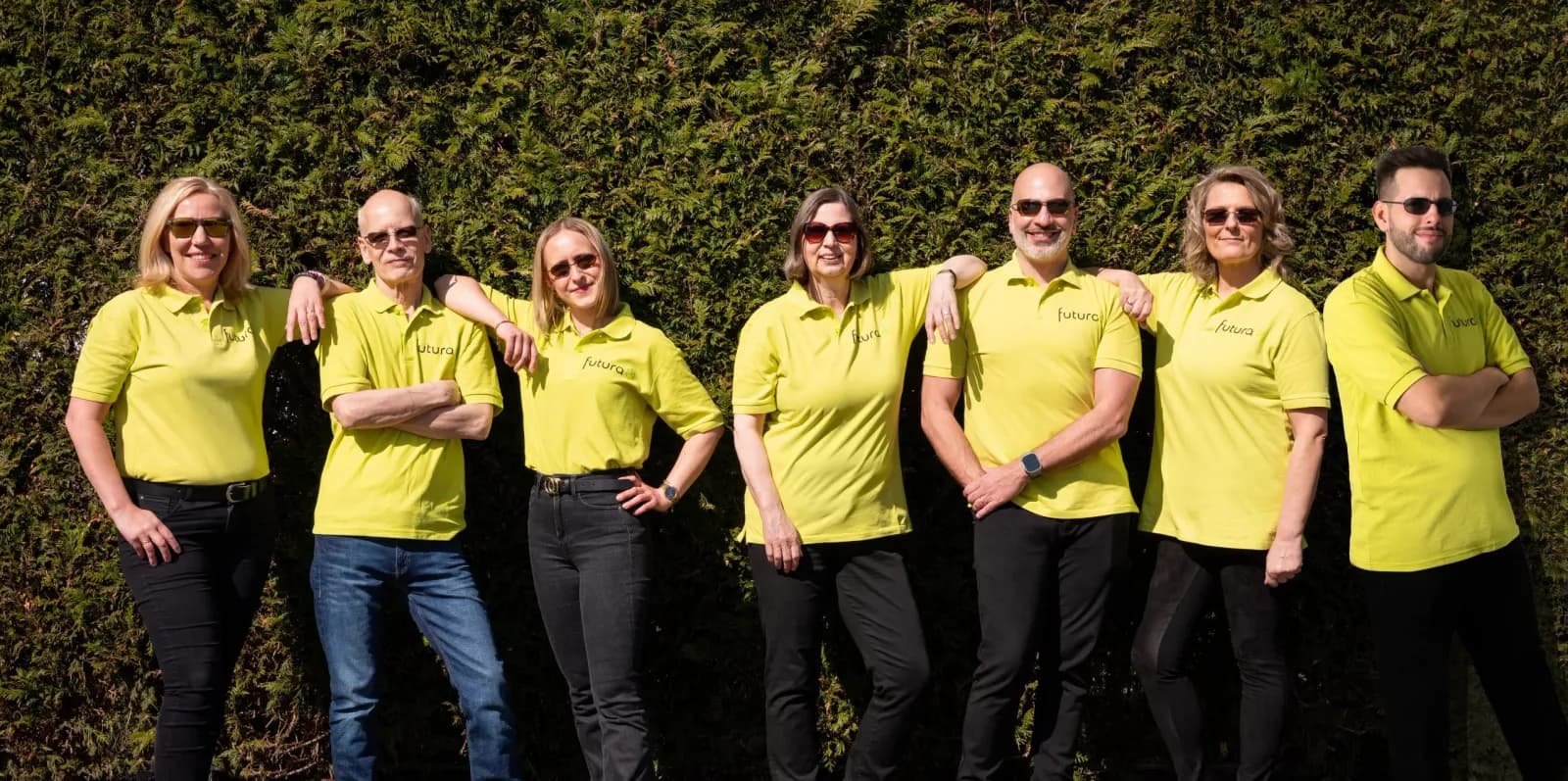 Das Futura-Team in gelben Polo-Shirts im Freien
